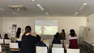 北坂戸にあるにぎわいサロン城西大学で「富士山女子駅伝」のパブリックビューイングが開催されました　～　キタサカまちづくり部　～（2025年12月30日）