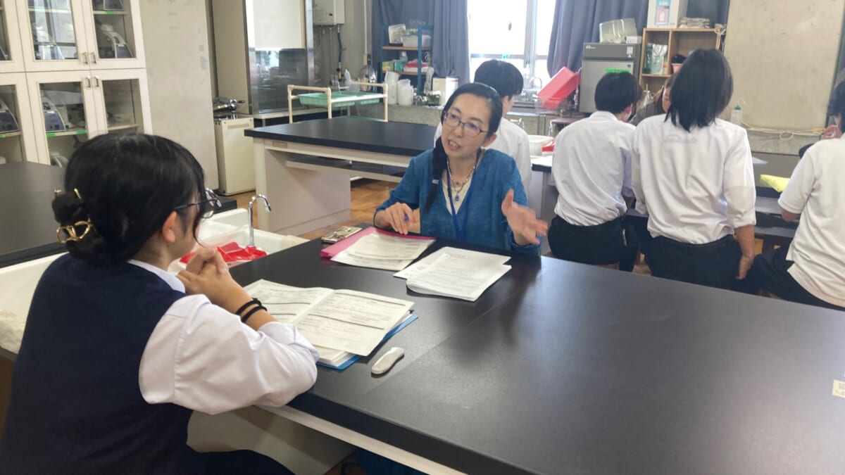 県立坂戸高校２年生の「総合的な探究の時間」における探究伴走面談①（2026年10月13日）